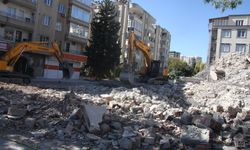 AĞIR HASARLI BİNALAR TEHLİKE SAÇIYOR