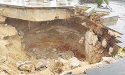 Yoğun yağış sonrası cami avlusu çöktü