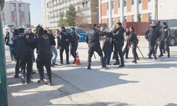 Duruşma sonrasında aileler birbirine girdi