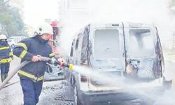 Ticari araç, henüz bir nedenle alev aldı