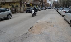 Bozuk yollar ve çukurlar kazaya davetiye çıkarıyor