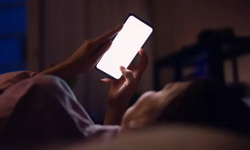 ‘Karanlıkta kullanılan telefon ışığı göz sağlığını olumsuz etkiler’