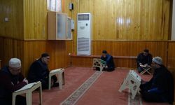 Manevi bir ortamda ibadetlerini yerine getiriyorlar