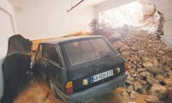 Binanın zemin katındaki duvar yıkıldı!