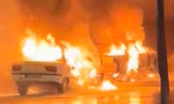 Çarpışan iki otomobil alevler içinde!