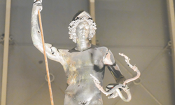 Mars heykelinin önü genişletildi