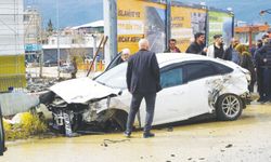 Araçta sıkışan yaralılar, kurtarıldı!