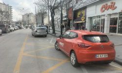 Otobüs duraklarına park etme sorunu bir türlü çözüme kavuşmuyor