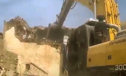 Depremde hasar gören binaların yıkımına devam ediliyor