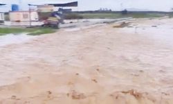 Sağanak yağış yolları göle dönüştürdü