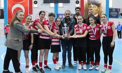 GAZiANTEP ÜNiVERSiTESi HOKEY TAKIMI RAKiPLERiNi GERiDE BIRAKIYOR