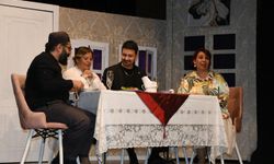 Gündüz okulda, gece sahnedeler!