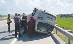 Lastiği patlayan minibüs takla attı