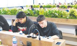 Gençler, hayallerine kütüphanede hazırlanıyor