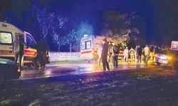 Otomobil, yük indiren forklifte çarptı