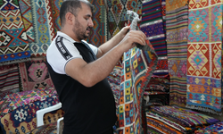 Yörüklerin halı ve kilimlerini satarak geçmişi geleceğe taşıyor!