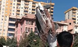 Kontrolden çıkan otomobil köprü inşaatı çukuruna düştü