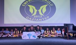 ÖĞRENCİLER, İNTERNETİN ZARARLARINA TİYATRO İLE DİKKAT ÇEKTİ