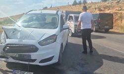 Otoyoldaki otomobil bariyerlere çarptı
