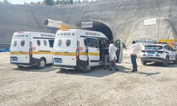 Tünelde çalışan işçiler demir ile iskele arasına sıkıştı