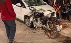 Motosiklet ile hafif ticari araç çarpıştı: 1 yaralı