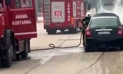 Seyir halindeki otomobil alev aldı
