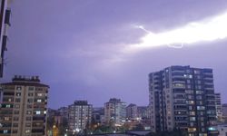 Yollar göle döndü, şimşekler geceyi aydınlattı