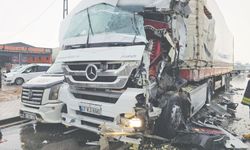 2 tır ve minibüsün karıştığı zincirleme kazada 2 kişi yaralandı
