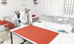 Cumhuriyet Bayramı için türk bayrağı dikiyorlar