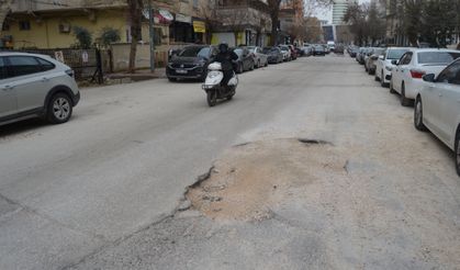 Bozuk yollar ve çukurlar kazaya davetiye çıkarıyor