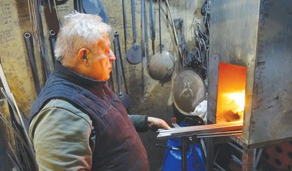 ‘Körüklü ateşle demiri döverek şekil veriyoruz’