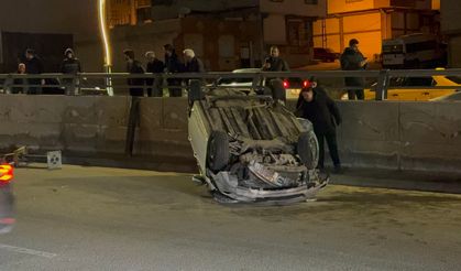 Otomobil, orta refüjde bulunan direk ve ağaca çarptı
