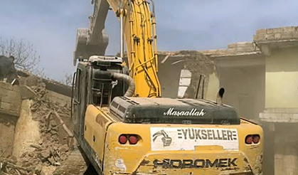 Depremde hasar gören binaların yıkımına devam ediliyor