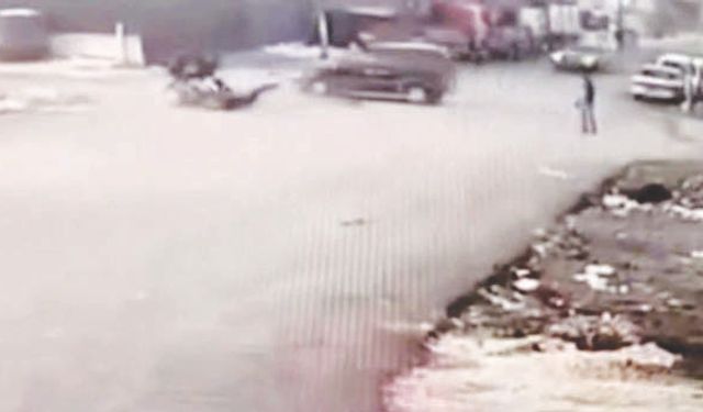 Kontrolden çıkan motosiklet yayaya çarptı!