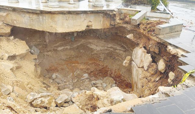 Yoğun yağış sonrası cami avlusu çöktü