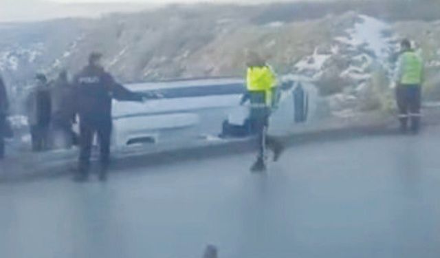 Kaza yapan servisteki işçiler hastaneye kaldırıldı!