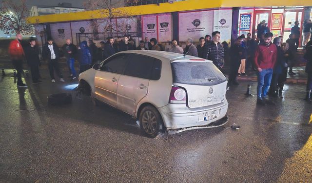 Otomobilin motoru yerinden çıktı!