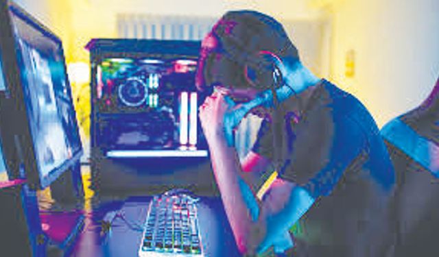 ‘Uzun süreli telefon ve bilgisayar kullanımı iskelet ve kas sistemini bozuyor’