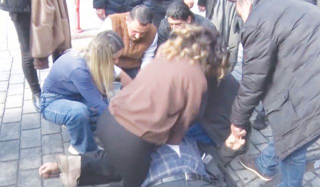 Yolun ortasında kalbi duran adama vatandaştan kalp masajı!