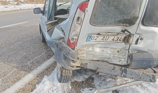 Otomobille kamyonet çarpıştı