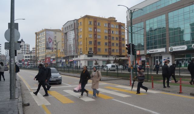 ‘BİNLERCE AİLE BORCU BORÇLA KAPATMAYA ÇALIŞIYOR’