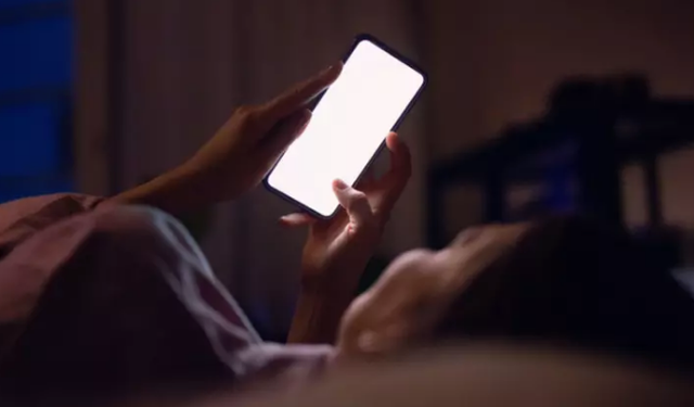 ‘Karanlıkta kullanılan telefon ışığı göz sağlığını olumsuz etkiler’