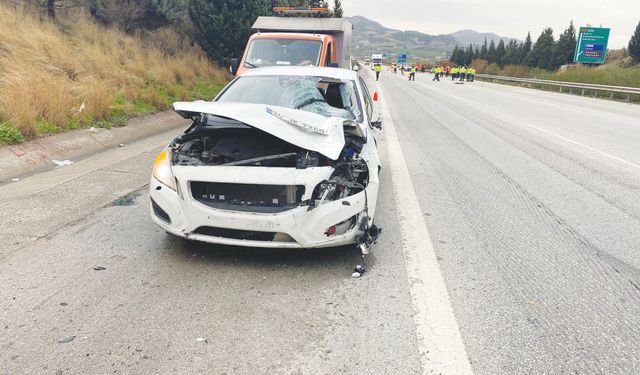 Otomobilin çarptığı işçiler yola savruldu