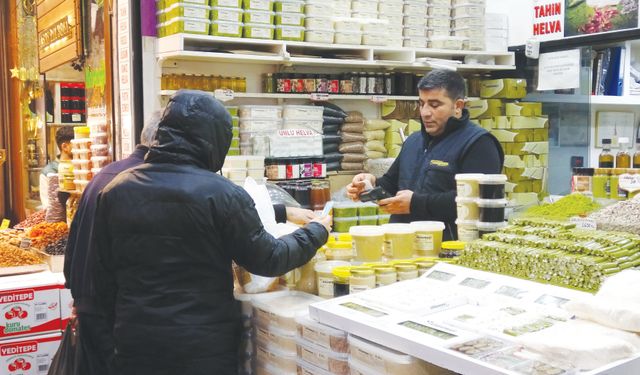 Almacı Pazarı'nda büyük bir yoğunluk var