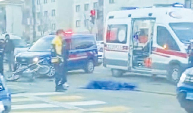 Otomobilin çarptığı motosikletli hayatını kaybetti