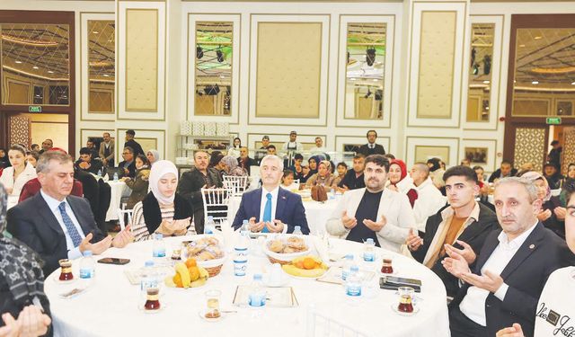 ‘Gençler kitap okumalı’