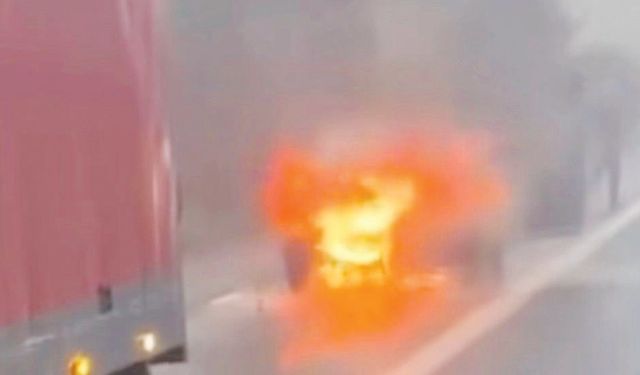 Seyir halindeki araç alev alev yandı