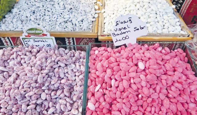 Antep fıstıklı badem şekeri görücüye çıktı!