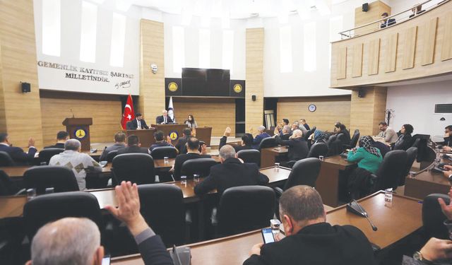 Gündeme alınan 10 madde komisyona sunuldu