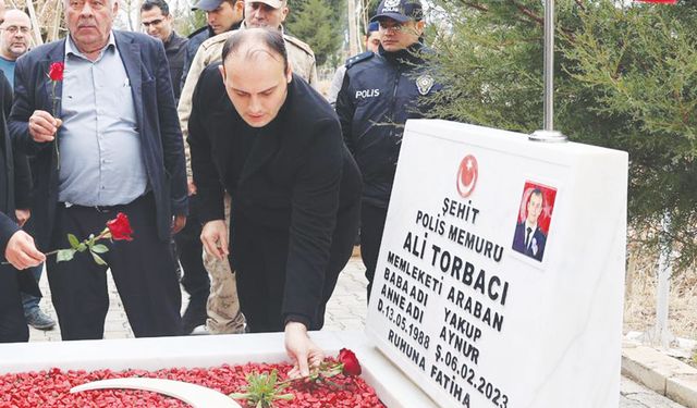 Deprem şehidleri mezarı başında anıldı